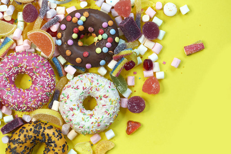 美味的开胃派对配件生日快乐甜食漩涡糖棒棒糖在明亮的背景下平放照片