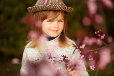 微笑 自然 夏天 盛开 甜的 儿童 时尚 日落 肖像 帽子