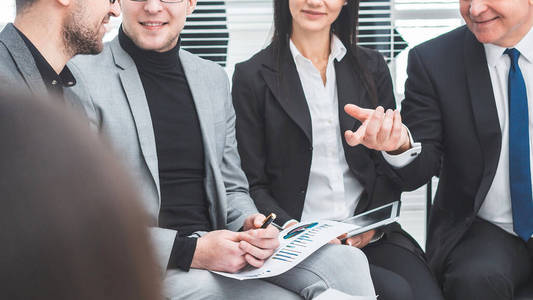 老板与工作组讨论财务指标照片