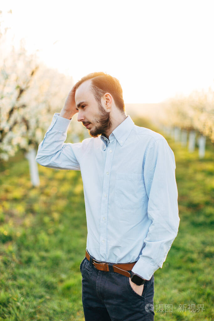 男人站在花圃里.自然,国家.