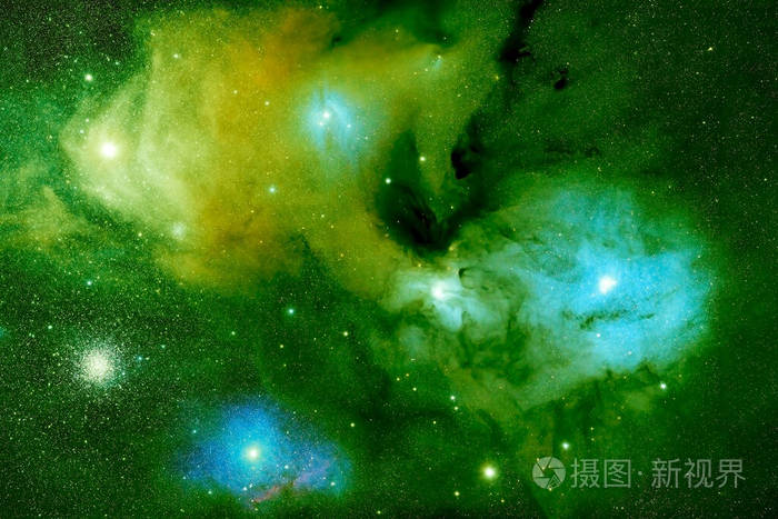 美丽的绿色太空星云这张图片的元素是由美国宇航局提供的