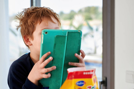 ipad学习的孩子图片