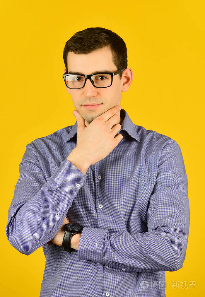 一个戴眼镜的未刮胡子的男人的友好脸肖像.聪明的商人.成功的商人.