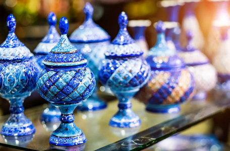 蓝色陶瓷花瓶