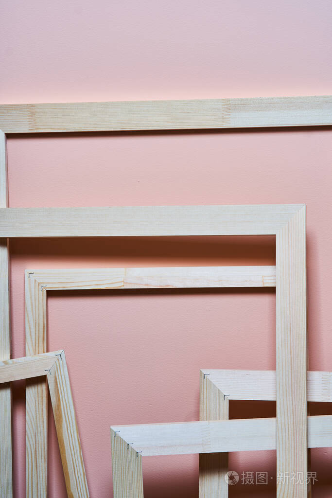 粉红色背景的木制框架照片画框