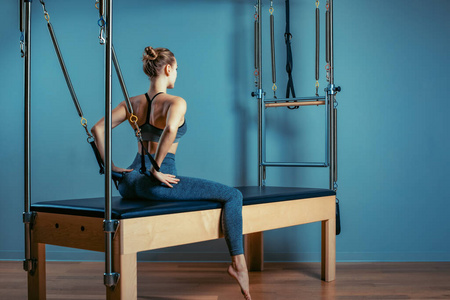 美丽的苗条健身教练改革者灰色背景,低调,艺术光.健身理念照片