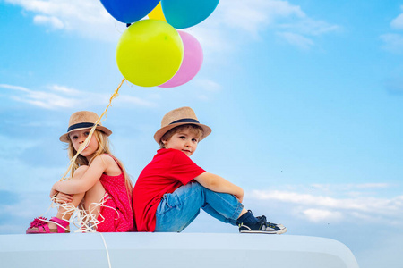 小男孩和小女孩相爱.有趣的孩子们,情人节.照片