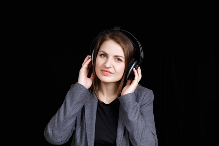 戴着大耳机的商人图片