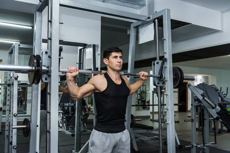 训练 健身房 男人 运动型 胸部 运动员 努力 火车 在室内