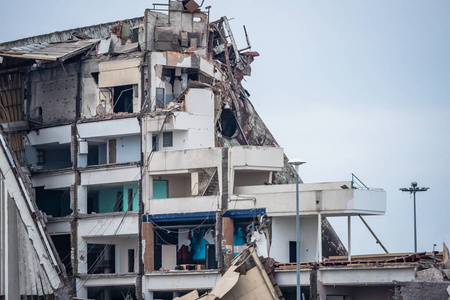 半木结构房屋和古老的塔楼旧建筑危房废弃房屋地震后毁坏的旧建筑物