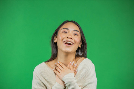 感恩的心背景以可爱真诚的笑容惊喜亚洲女人,感受感恩与感恩,展现她