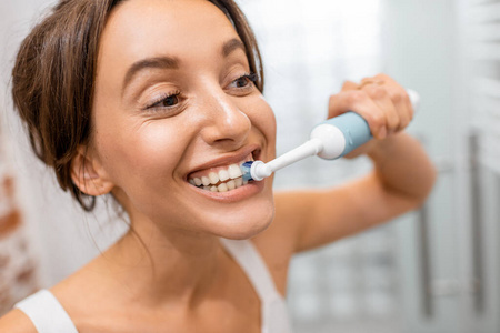 女性用电动牙刷刷牙图片