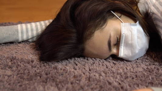 无肺一个年轻女子躺在地板上死了.