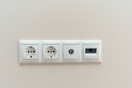 电视背景墙装修新装修的房子墙上的电源插座,互联网和有线电视的连接