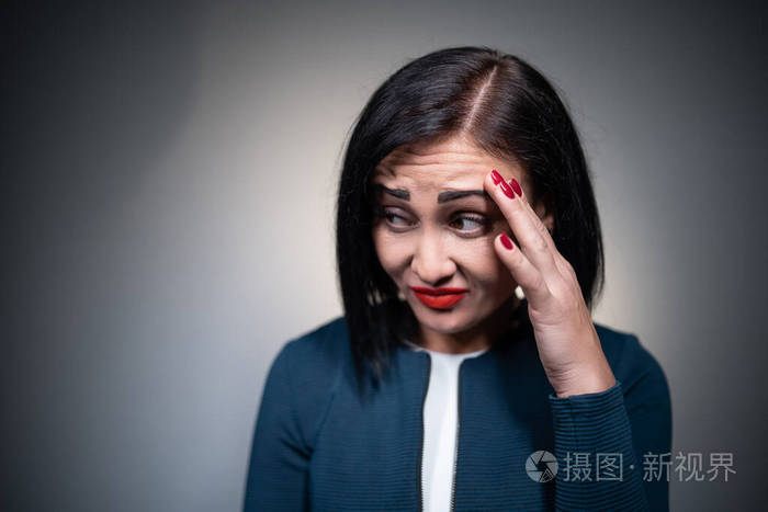 摄影棚拍摄的黑发女性有攻击性和厌恶性