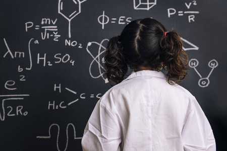 科学 学院 化学家 绘画 研究 女孩 作业 公式 写作 解决方案