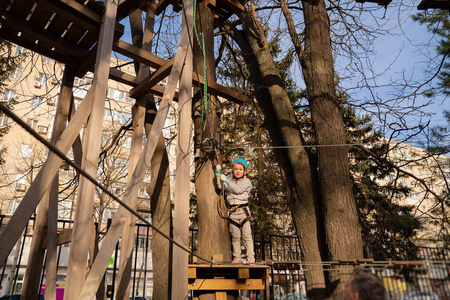 春天，两个小女孩在绳索公园攀爬