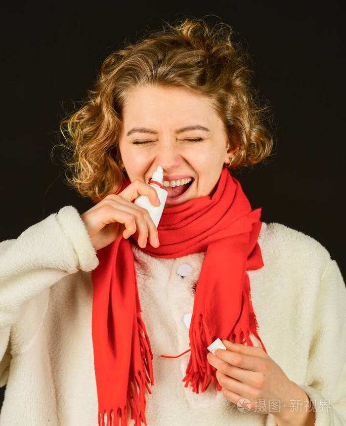 照片 流鼻涕.鼻窦发炎.慢性鼻窦炎.感冒症状.生病的女孩滋润粘膜.