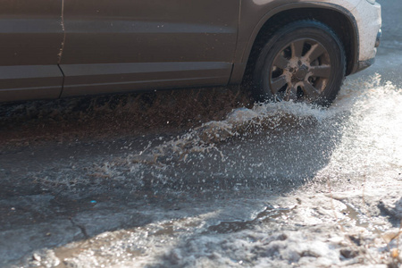 泼洒 寒冷的 轮胎 街道 危险 融化 冬天 汽车 滑的 车辆