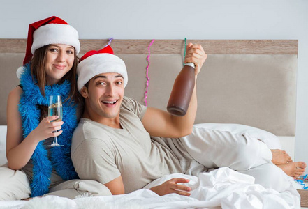 一对幸福的夫妇在床上庆祝圣诞节