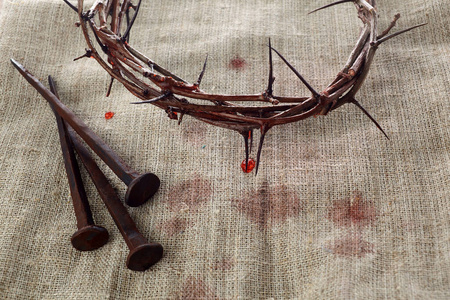 哥尔哥达纺织背景上有钉子的荆棘冠.复活节背景.上帝啊.照片