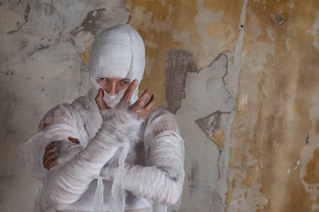 传奇人物万圣节形象,裹着绷带的木乃伊,复活的传奇人物.照片