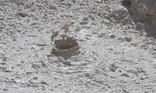 黄石公园沸腾的泥潭图片