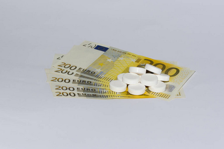 平板电脑和欧元。昂贵的药物概念。