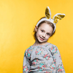 可爱的小女孩长着兔子耳朵，篮子里装满了复活节彩蛋