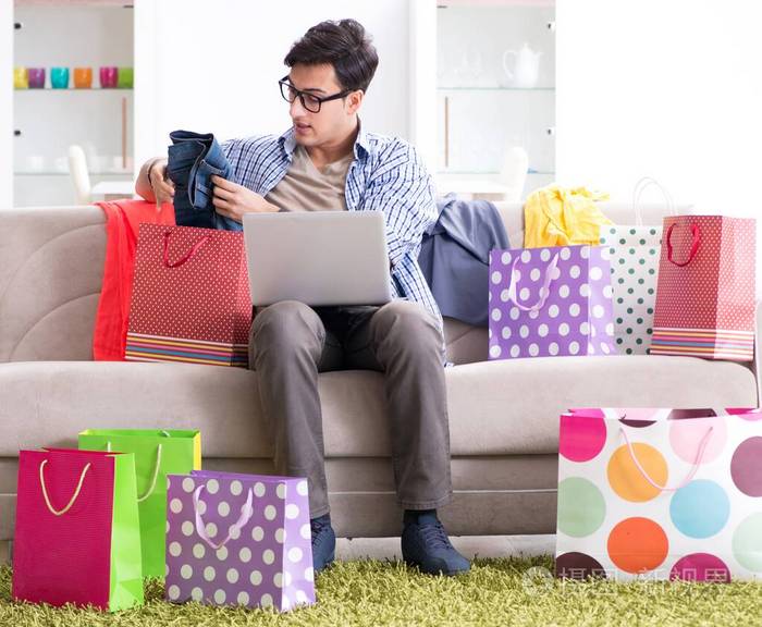 年轻人在网上买衣服开博客