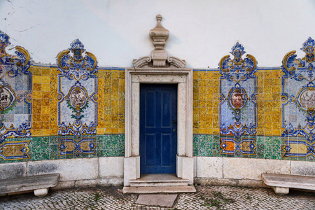 墙上的蓝色门，瓦片阿苏列霍，葡萄牙