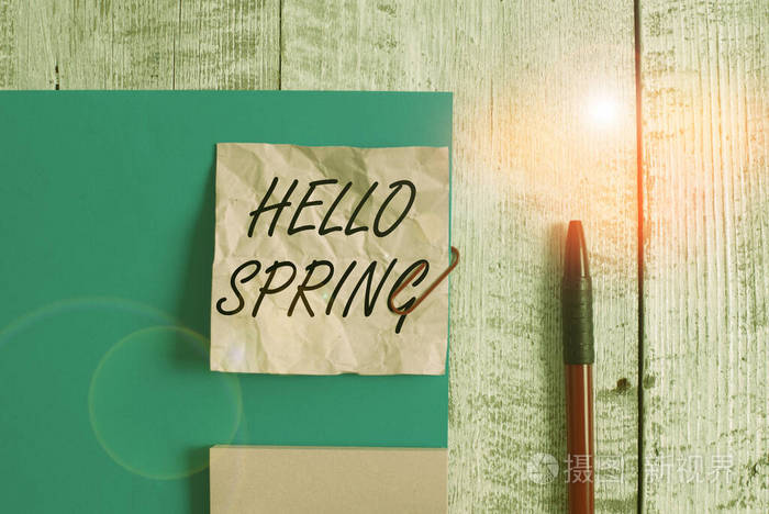 显示hellospring的文字标志概念照片欢迎花开的季节冬天结束皱纹纸和