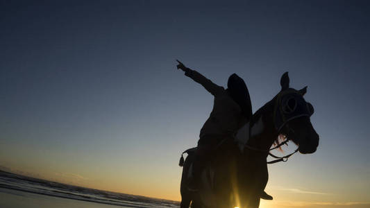 女人 穆斯林 闲暇 旅行 波浪 夏天 成人 太阳 站立 在一起