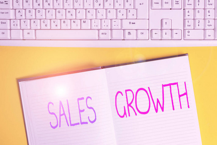 显示销售增长的概念性手写体。商业图片文本能力增加收入在一个固定的时间段在笔记本电脑上的黄色背景和键盘在桌上。