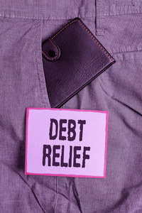 显示债务减免的文字标志。概念图一个国家必须支付的债务数额的减少男子裤子前口袋里靠近记号纸的小钱包。