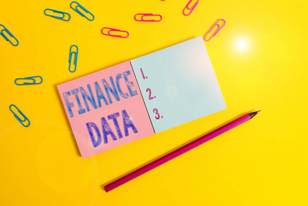 文字写作文本金融数据。商业概念为正式记录企业财务活动的彩色方形空白便笺本铅笔夹素色背景。