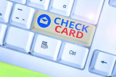 写有支票卡的便条。商业照片展示允许帐户持有人访问其帐户中的资金。