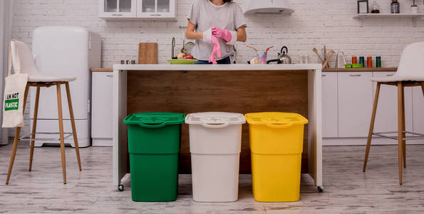 小女孩在厨房整理垃圾。回收的概念。零浪费