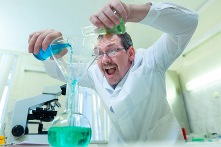 化学家疯了.一个疯狂的科学家在科学实验室里做实验.