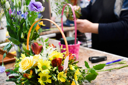 花匠收集花束。在花店工作。小企业花艺