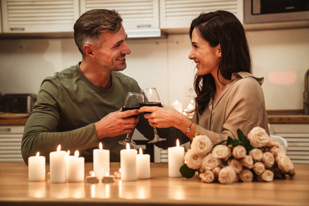 葡萄酒 桌子 男人 夫妇 女人 蜡烛 白种人 女朋友 在一起