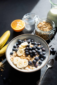 早餐格兰诺拉碗配蓝莓和香蕉图片