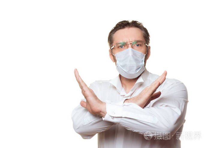 戴着防护性医用面罩,双手交叉,白色隔离,做了一个禁止标志