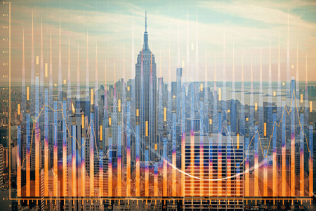 外汇图表城市景观与摩天大楼背景双重曝光。财务分析概念。
