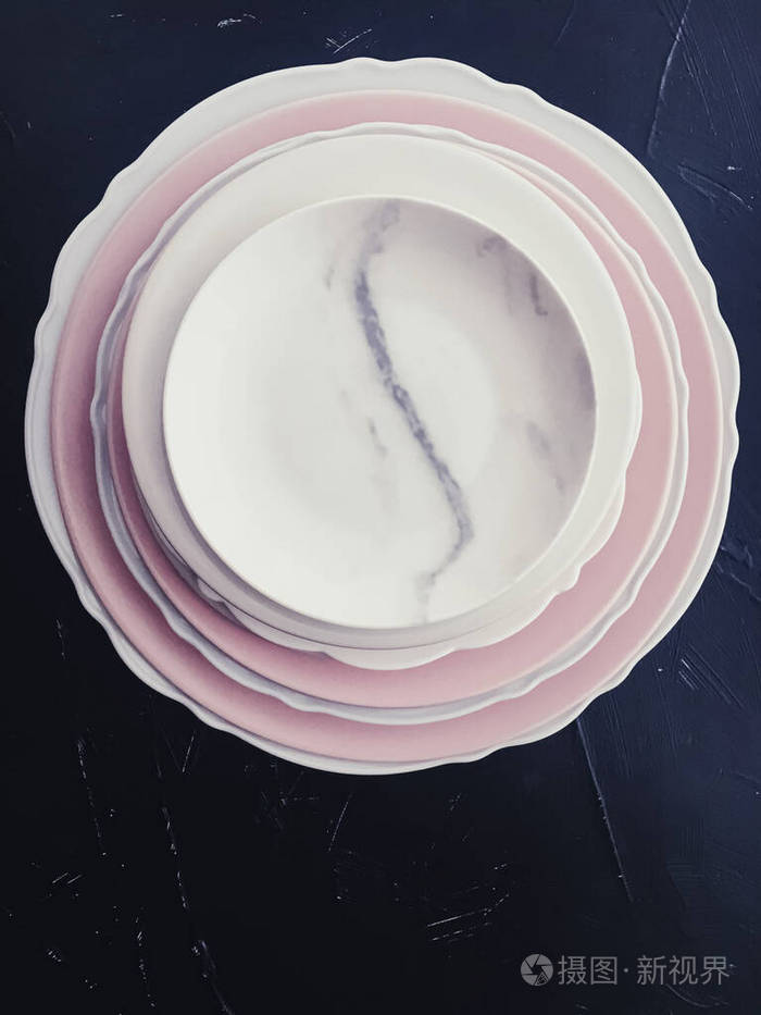 黑色背景上的一叠干净的空盘子餐具和桌子装饰