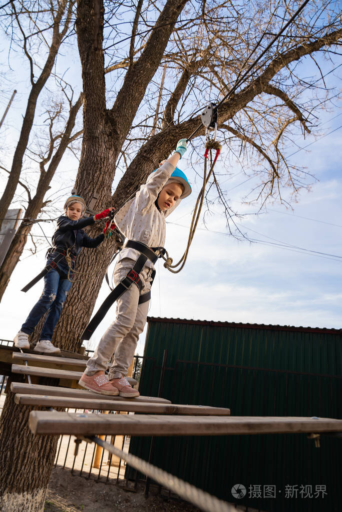 春天小女孩们在绳索公园攀爬