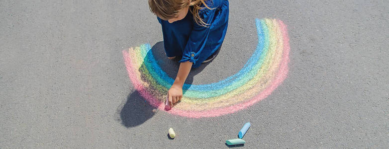 创造力 春天 活动 颜色 绘画 粉笔 人行道 小孩 外部