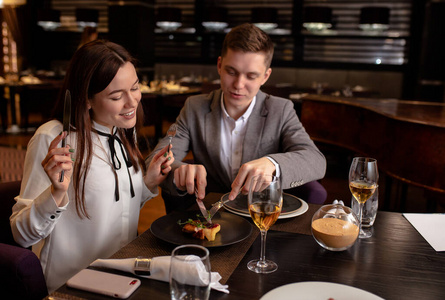 美丽的白人夫妇喜欢在高级餐厅用餐照片