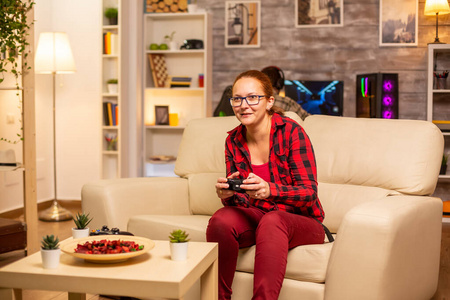 女玩家在客厅的控制台上玩电子游戏