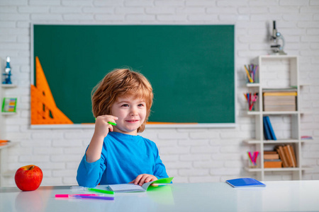 國小英文啟蒙,讓孩子輕鬆打好基礎! 小孩上课图片-小孩上课素材-小孩上课插画-摄图新视界